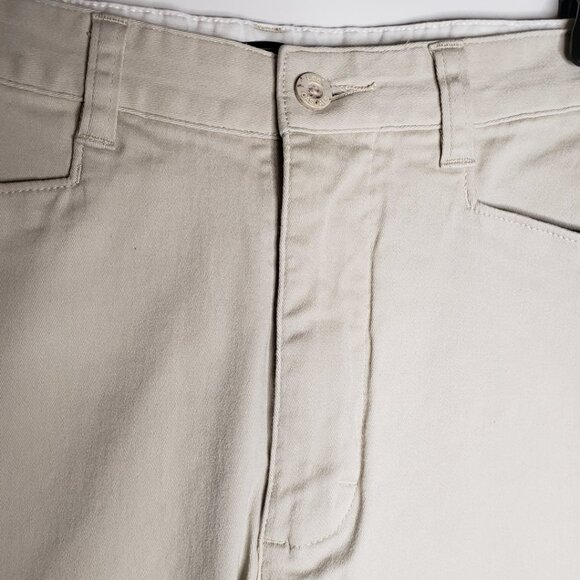 Women’s Lee Khakis Beige Tan Classic Fit Chino Capris Short Pants NWOT 4P - Picture 2 of 8